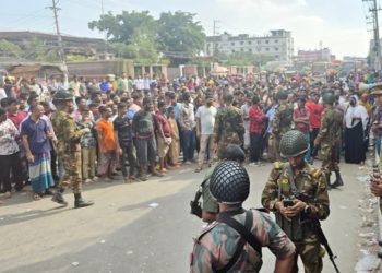 শ্রম সচিবের আশ্বাসে গাজীপুরে শ্রমিকদের অবরোধ প্রত্যাহার