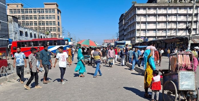 গাজীপুরে টিএনজেড কারখানার শ্রমিকরা শান্তিপূর্ণভাবে কাজে যোগদিয়েছেন