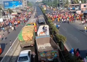 বকেয়া বেতনের দাবিতে ঢাকা-টাঙ্গাইল মহাসড়ক অবরোধ