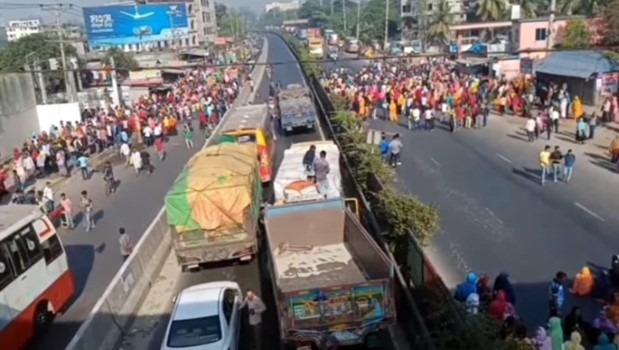 বকেয়া বেতনের দাবিতে ঢাকা-টাঙ্গাইল মহাসড়ক অবরোধ