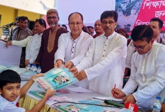 কুমিল্লায় বন্যায় ক্ষতিগ্রস্ত শিক্ষার্থীদের মাঝে শিক্ষা উপকরণ বিতরণ বিএনপির