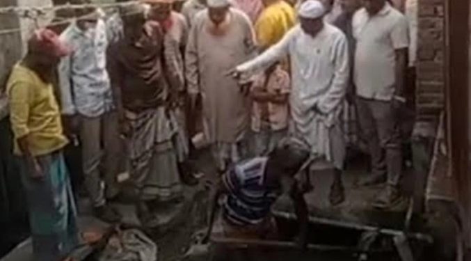 টঙ্গীতে এলাকাবাসীর উদ্যোগে ড্রেনের বর্জ্য পরিস্কার