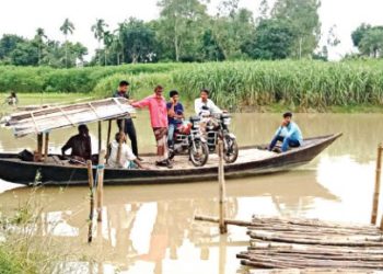 নাটোরের বাগাতিপাড়া উপজেলার ১০ গ্রামের মানুষের ভরসা নৌকা ও বাঁশের সাঁকো
