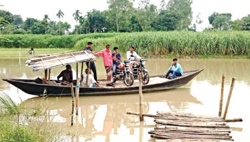 নাটোরের বাগাতিপাড়া উপজেলার ১০ গ্রামের মানুষের ভরসা নৌকা ও বাঁশের সাঁকো
