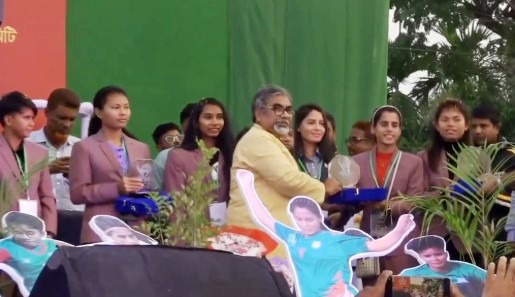 সাফজয়ী ৬ নারী ফুটবলার গ্রামে গিয়ে পেলেন সংর্বধনা