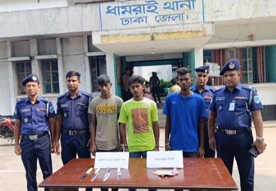 ৪৩ যাত্রীকে জিম্মি করে বাসে ডাকাতি, গ্রেপ্তার ৩