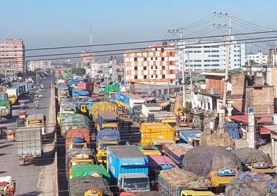 ঢাকা-ময়মনসিংহ মহাসড়ক ২৬ ঘণ্টা ধরে অবরোধ, ২০ কিমি যানজট