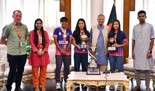 সাফজয়ী নারী ফুটবল দলকে সংবর্ধনা দিলেন প্রধান উপদেষ্টা