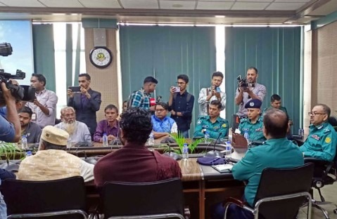 ডিএমপি কমিশনারের সঙ্গে বৈঠকে অটোরিকশাচালকরা