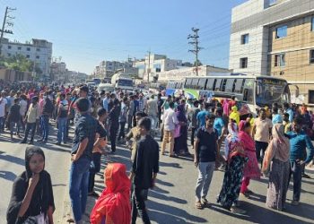 গাজীপুরে বকেয়া বেতনের দাবিতে শ্রমিকদের মহাসড়ক অবরোধ