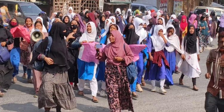 গাংনী শিক্ষকের বিচারের দাবীতে শিক্ষার্থীদের বিক্ষোভ মিছিল