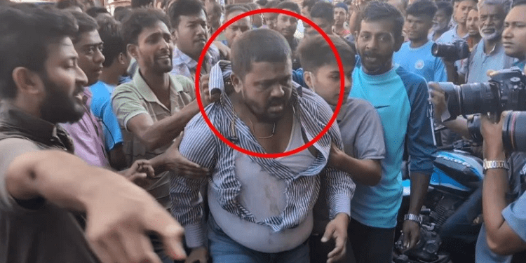 গুলিস্তানে আ. লীগ নেতাকে ধরে পুলিশে দিল জনতা, পালিয়ে গেল কর্মীরা