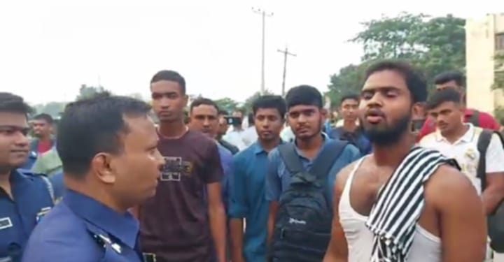 সাংবাদিকের ফোন কেড়ে নেন এসপি ও এএসপি- নাটোরে পুলিশ কনস্টেবল নিয়োগে অনিয়মের অভিযোগ