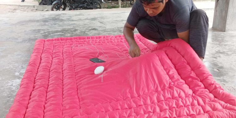 কোটচাঁদপুরে শীতের লেপ তৈরিতে ব্যস্ত কারিগর