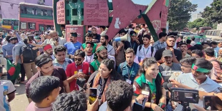 জিরো পয়েন্ট দখলে নিল শিক্ষার্থীরা, দেখা নেই আওয়ামী লীগের