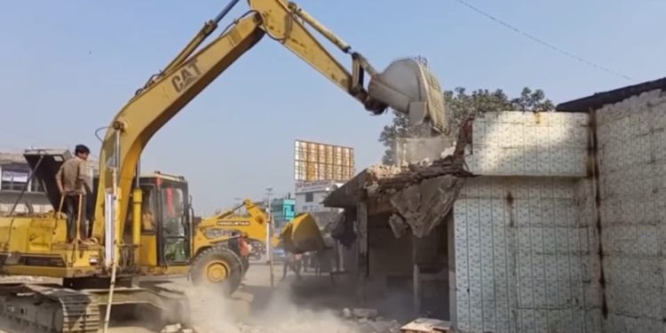 সড়ক সংস্কারে গাংনী বাস স্ট্যান্ডের দোকান উচ্ছেদ