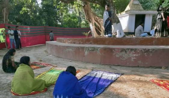 সন্তান লাভের আশায় বটগাছের নিচে আঁচল পেতে বসে প্রার্থনা করছে নারীরা