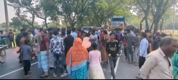 নাটোরে আশ্রয়ন প্রকল্পের ঘর বরাদ্দে অনিয়মের অভিযোগ-বঞ্চিত গৃহহীনদের মহাসড়ক অবরোধ