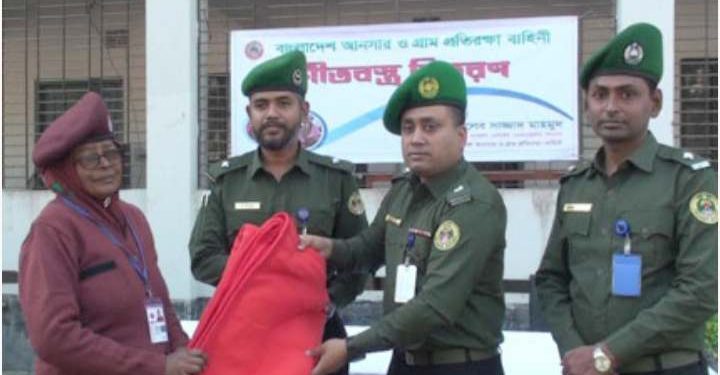 নাটোরে আনসার ও ভিডিপি সদস্যদের মাঝে শীত বস্ত্র বিতরণ