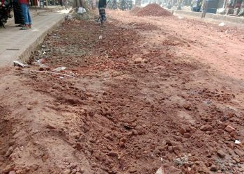 গাজীপুরে নিম্ন মানের খোয়া দিয়ে তৈরী হচ্ছে শহরের প্রধান সড়ক