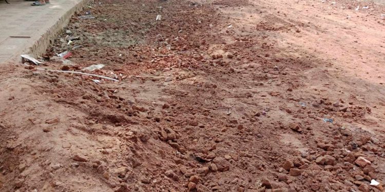 গাজীপুরে নিম্ন মানের খোয়া দিয়ে তৈরী হচ্ছে শহরের প্রধান সড়ক