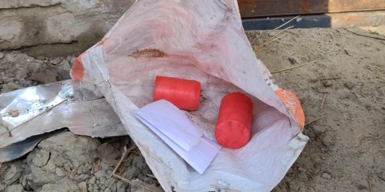 মেহেরপুরের গাংনীতে চাঁদা দাবি সম্বলিত চিরকুট ও দুটি বোমা সদৃশ্য বস্তু উদ্ধার