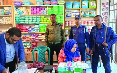 কালীগঞ্জে ফার্মেসিতে মিলল দুই বস্তা মেয়াদোত্তীর্ণ ওষুধ