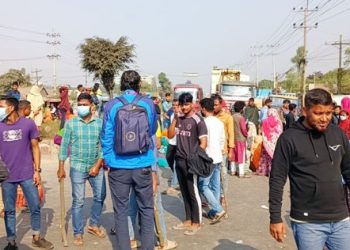 গাজীপুরের চন্দ্রায় মহাসড়ক অবরোধ করে শ্রমিকদের বিক্ষোভ