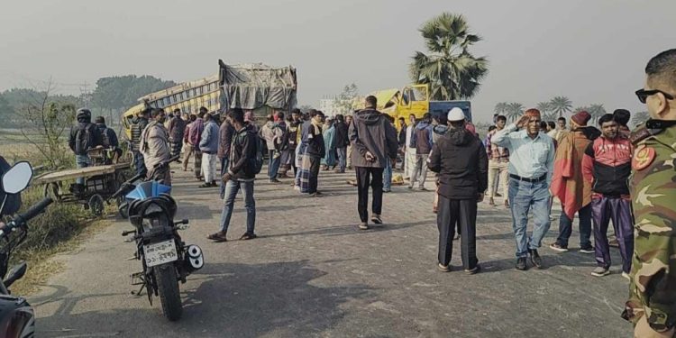 ঘন কুয়াশায় নাটোরে ছয় ট্রাকের মুখোমুখি সংঘর্ষ -নিহত ১