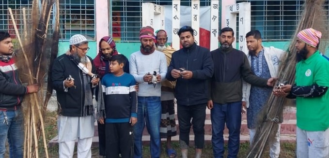 নাটোরের চলনবিলে উদ্ধারকৃত ১১টি শালিক পাখি অবমুক্ত