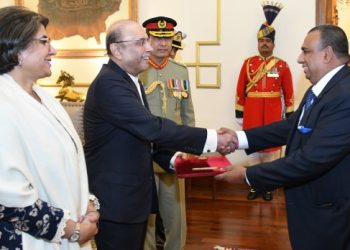 পাকিস্তানের প্রেসিডেন্টের কা‌ছে বাংলাদেশি দূতের পরিচয়পত্র পেশ