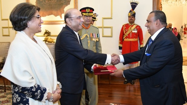 পাকিস্তানের প্রেসিডেন্টের কাছে বাংলাদেশি দূতের পরিচয়পত্র পেশ