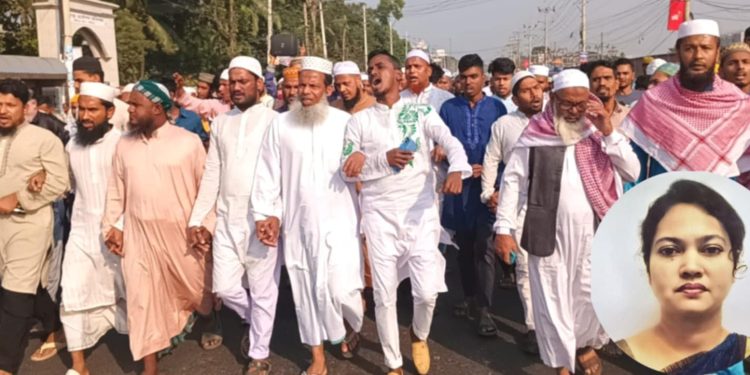 গাজীপুর সিটি কর্পোরেশনের সচিব শামীম আরা রিনি শাস্তির দাবিতে বিক্ষোভ মিছিল