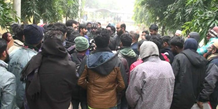 বিভিন্ন অনিয়মের অভিযোগে বৈষম্য বিরোধী ছাত্রদের নাটোরে সদর এ্যাসিল্যান্ড অফিস ঘেরাও