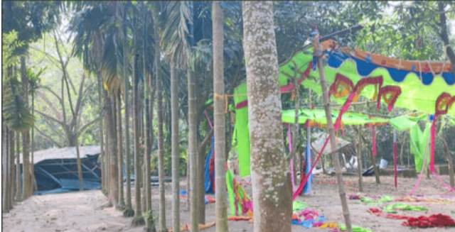 নাটোরে স্ব-ঘোষিত পীরের মাজারে হামলা ও বাউল গানের প্যান্ডেল ভাঙচুর