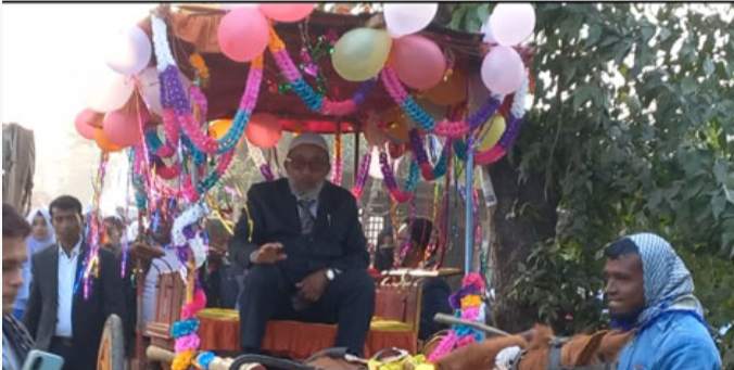 ঘোড়ার গাড়িতে চড়িয়ে প্রধান শিক্ষকের রাজকীয় বিদায়