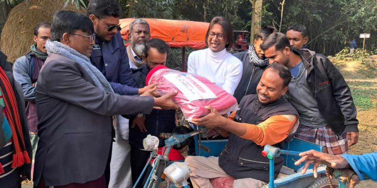 নাটোরে ১শ প্রতিবন্ধী ব্যাক্তিদের মাঝে কম্বল বিতরণ