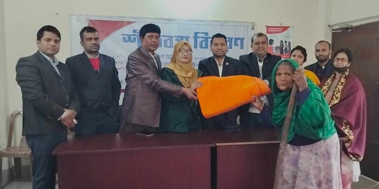 এনজিও ফেডারেশন নাটোর জেলা শাখার পক্ষ থেকে দুস্থদের মাঝে কম্বল বিতরণ
