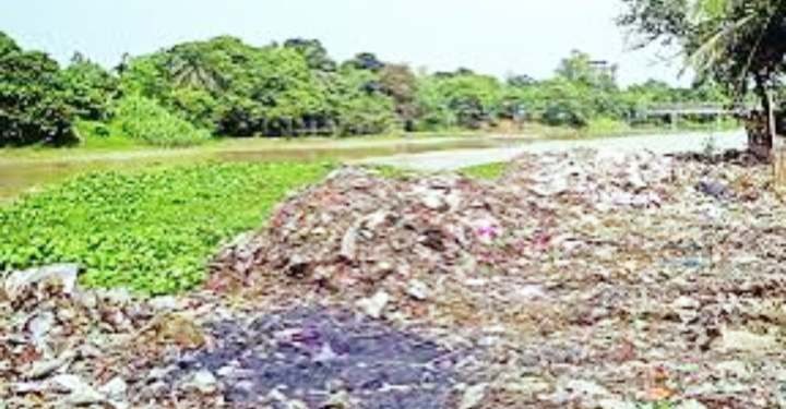 দখল-দূষণে অস্তিত্ব সঙ্কটে নাটোরের নন্দকুজা নদী