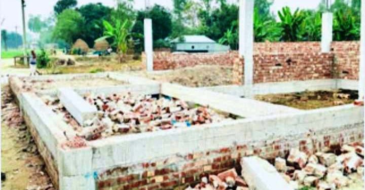 নাটোরের সিংড়ায় চাঁদা না দেওয়ায় কৃষকের নির্মাণাধীন ঘর ভেঙ্গে দেবার অভিযোগ