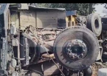 নাটোরে বালু বোঝাই ট্রাক উল্টে বালুর নিচে চাপা পড়ে এক পথচারীর মৃত্যু