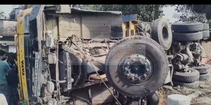 নাটোরে বালু বোঝাই ট্রাক উল্টে বালুর নিচে চাপা পড়ে এক পথচারীর মৃত্যু