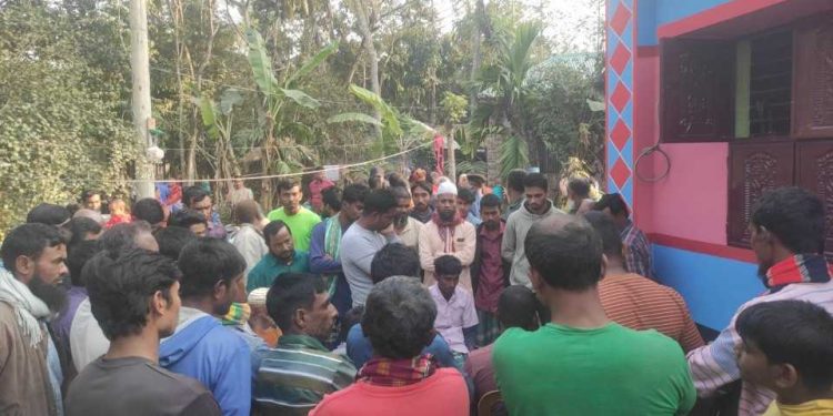 নাটোরের সিংড়ায় পারিবারিক কলোহের জেরে স্বামী ও ছেলের মারপিটে গৃহবধূর মৃত্যু-স্বামী ও ছেলে আটক