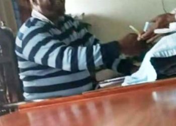 নাটোরে থানায় বসে ঘুষ গ্রহনের ভিডিও ভাইরাল-অভিযুক্ত এসআইকে প্রত্যাহার