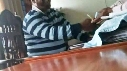 নাটোরে থানায় বসে ঘুষ গ্রহনের ভিডিও ভাইরাল-অভিযুক্ত এসআইকে প্রত্যাহার