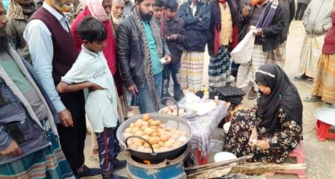সংসারের আর্থিক সচ্ছলতা ফেরাতে ডিম বিক্রি করছেন চট্টগ্রাম বিশ্ববিদ্যালয়ের মেধাবী ছাত্রী টুম্পা