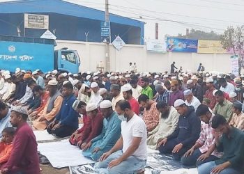 বিশ্ব ইজতেমা ময়দানে দেশের সর্ববৃহৎ জুমার নামাজ আদায় মুসল্লীদের ঢল