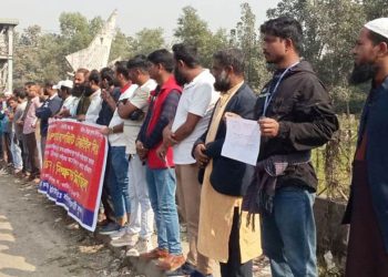 গাজীপুরে বকেয়া বেতনের দাবিতে শ্রমিক বিক্ষোভ