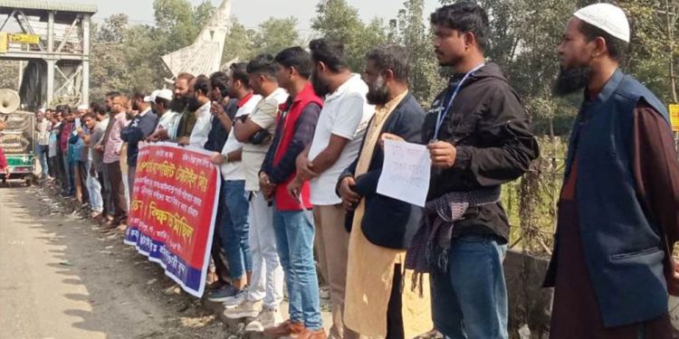 গাজীপুরে বকেয়া বেতনের দাবিতে শ্রমিক বিক্ষোভ