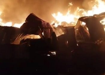 গাজীপুরে ঝুটের গুদামে অগ্নিকাণ্ড গোডাউনের মালামাল পুড়ে ছাই